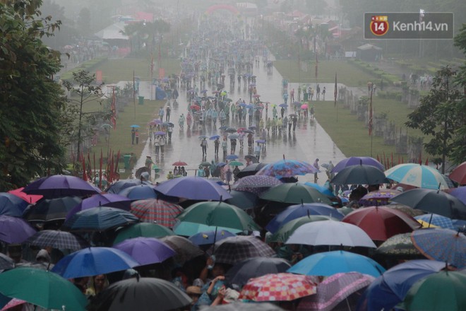Hàng vạn người dân che ô đi khai hội Đền Hùng, lực lượng an ninh làm hàng rào sống đứng dưới mưa đảm bảo trật tự - Ảnh 4.