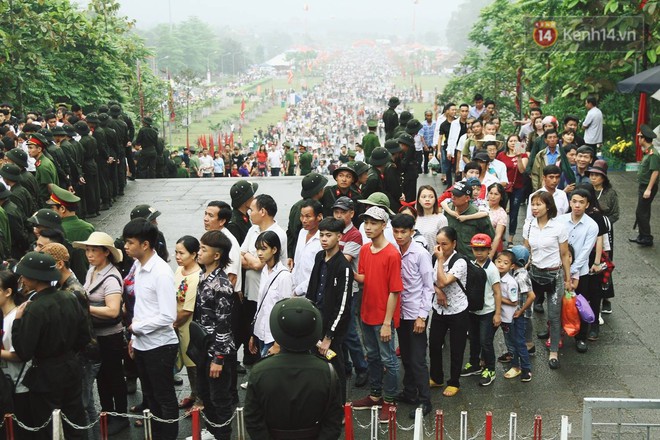 Hàng vạn người dân che ô đi khai hội Đền Hùng, lực lượng an ninh làm hàng rào sống đứng dưới mưa đảm bảo trật tự - Ảnh 20.