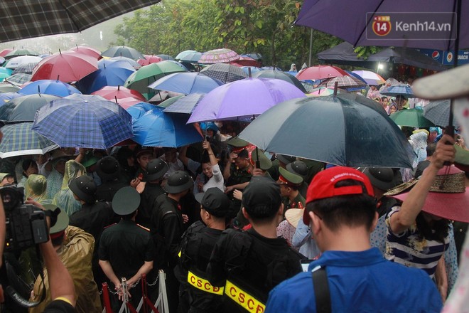 Hàng vạn người dân che ô đi khai hội Đền Hùng, lực lượng an ninh làm hàng rào sống đứng dưới mưa đảm bảo trật tự - Ảnh 11.