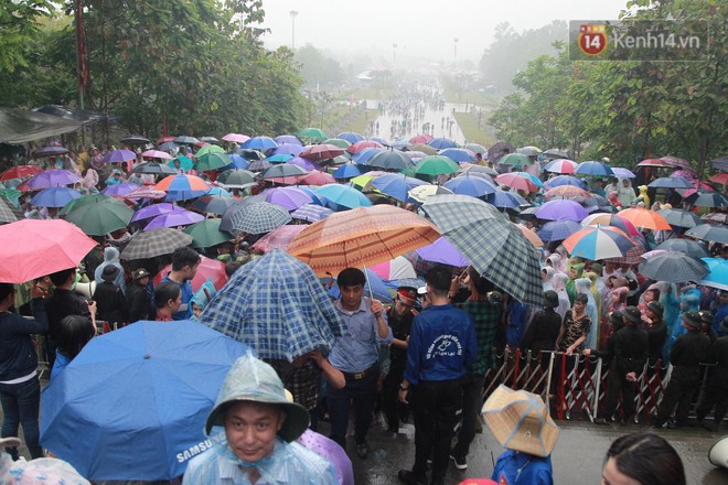 Hàng vạn người dân che ô đi khai hội Đền Hùng, lực lượng an ninh làm hàng rào sống đứng dưới mưa đảm bảo trật tự - Ảnh 5.