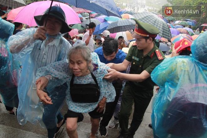 Hàng vạn người dân che ô đi khai hội Đền Hùng, lực lượng an ninh làm hàng rào sống đứng dưới mưa đảm bảo trật tự - Ảnh 12.