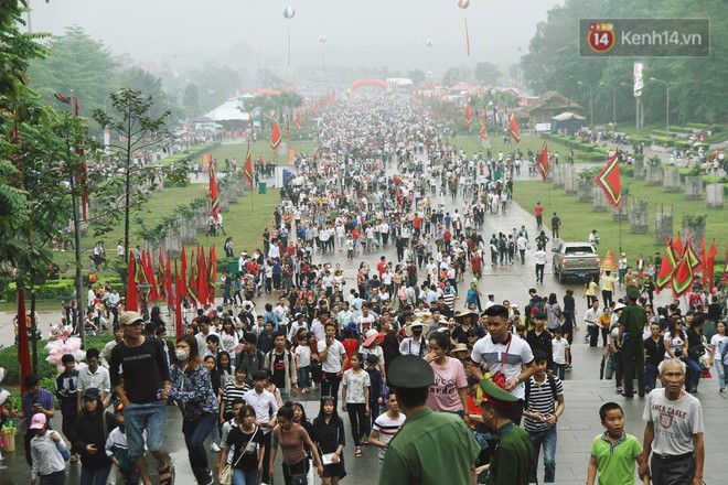 Hàng vạn người dân che ô đi khai hội Đền Hùng, lực lượng an ninh làm hàng rào sống đứng dưới mưa đảm bảo trật tự - Ảnh 21.