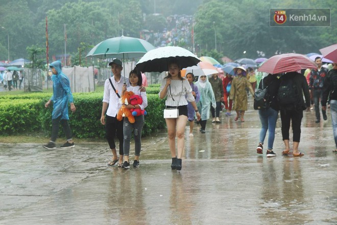 Nhiều bạn trẻ hồn nhiên mặc quần đùi, váy ngắn và tạo dáng phản cảm khi dự lễ Giỗ tổ Hùng Vương - Ảnh 3.