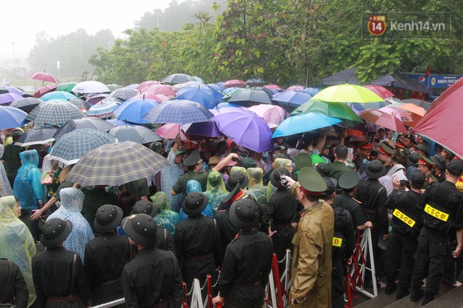 Hàng vạn người dân che ô đi khai hội Đền Hùng, lực lượng an ninh làm hàng rào sống đứng dưới mưa đảm bảo trật tự - Ảnh 13.