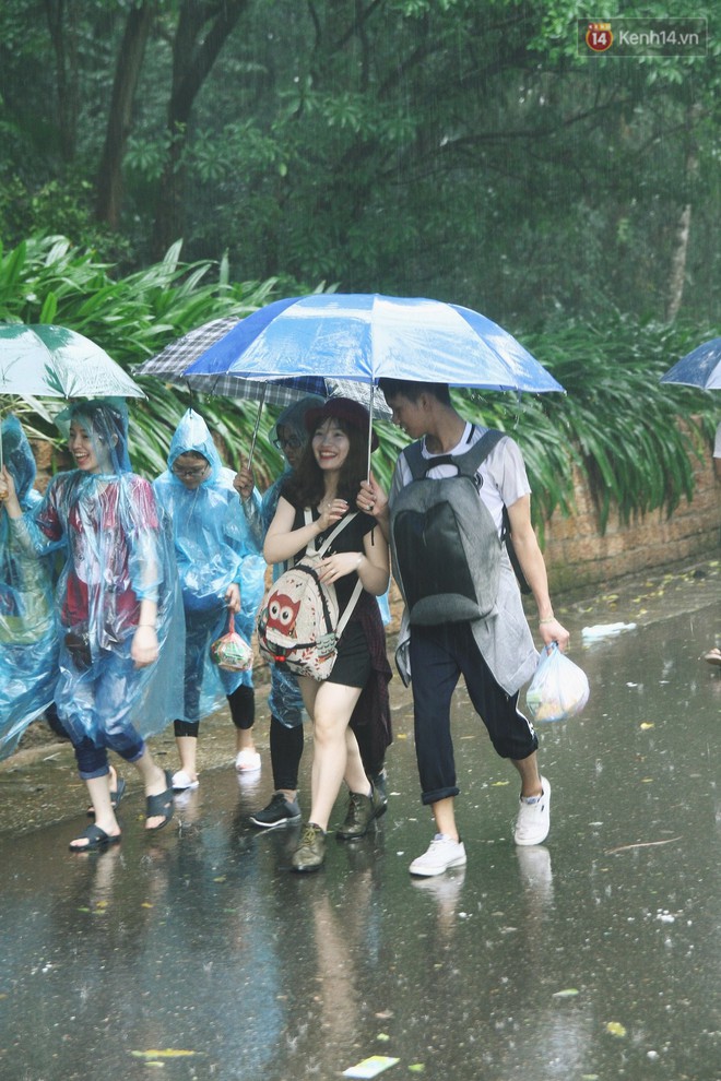 Nhiều bạn trẻ hồn nhi&ecirc;n mặc quần đ&ugrave;i, v&aacute;y ngắn v&agrave; tạo d&aacute;ng phản cảm khi dự lễ Giỗ tổ H&ugrave;ng Vương - Ảnh 4.