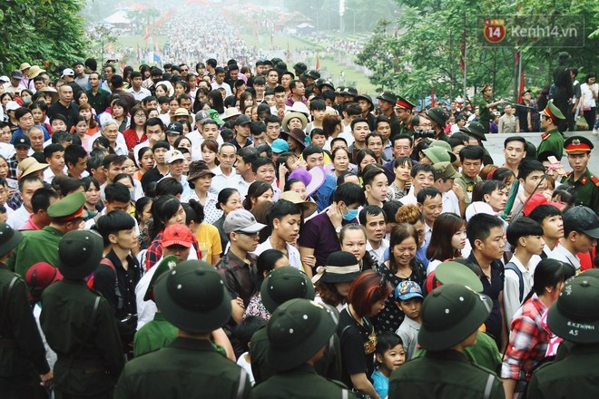 Hàng vạn người dân che ô đi khai hội Đền Hùng, lực lượng an ninh làm hàng rào sống đứng dưới mưa đảm bảo trật tự - Ảnh 17.