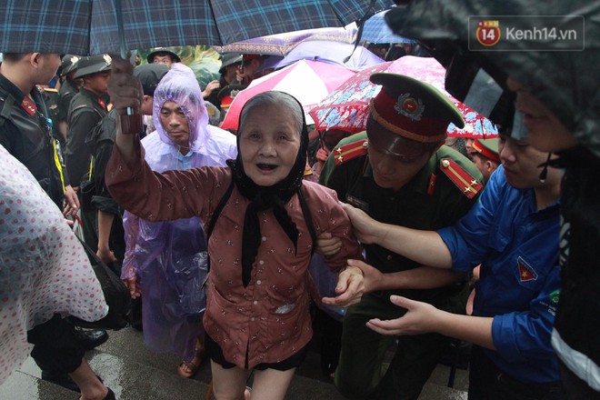 Hàng vạn người dân che ô đi khai hội Đền Hùng, lực lượng an ninh làm hàng rào sống đứng dưới mưa đảm bảo trật tự - Ảnh 14.