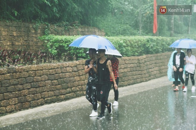 Nhiều bạn trẻ hồn nhi&ecirc;n mặc quần đ&ugrave;i, v&aacute;y ngắn v&agrave; tạo d&aacute;ng phản cảm khi dự lễ Giỗ tổ H&ugrave;ng Vương - Ảnh 5.