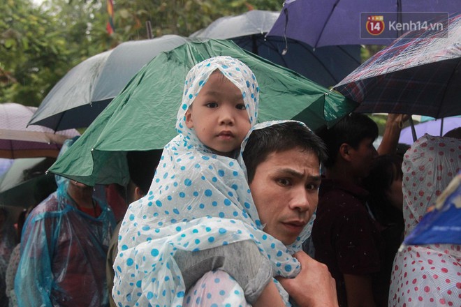 Hàng vạn người dân che ô đi khai hội Đền Hùng, lực lượng an ninh làm hàng rào sống đứng dưới mưa đảm bảo trật tự - Ảnh 15.