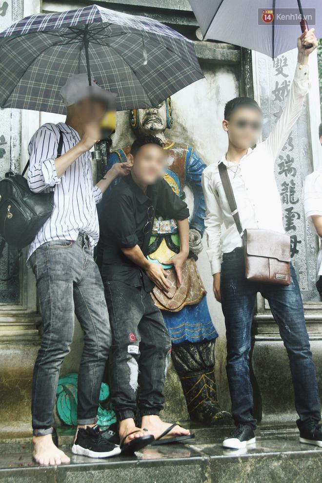 Nhiều bạn trẻ hồn nhi&ecirc;n mặc quần đ&ugrave;i, v&aacute;y ngắn v&agrave; tạo d&aacute;ng phản cảm khi dự lễ Giỗ tổ H&ugrave;ng Vương - Ảnh 7.