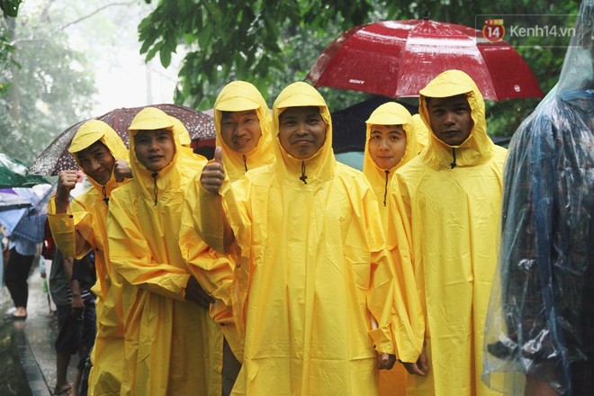 Cách chọn và bảo quản áo mưa hiệu quả