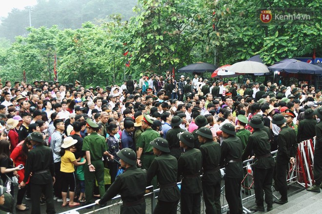 Hàng vạn người dân che ô đi khai hội Đền Hùng, lực lượng an ninh làm hàng rào sống đứng dưới mưa đảm bảo trật tự - Ảnh 19.