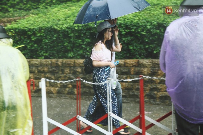 Nhiều bạn trẻ hồn nhi&ecirc;n mặc quần đ&ugrave;i, v&aacute;y ngắn v&agrave; tạo d&aacute;ng phản cảm khi dự lễ Giỗ tổ H&ugrave;ng Vương - Ảnh 6.