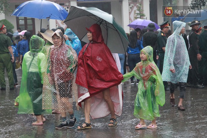 Hàng vạn người dân che ô đi khai hội Đền Hùng, lực lượng an ninh làm hàng rào sống đứng dưới mưa đảm bảo trật tự - Ảnh 16.