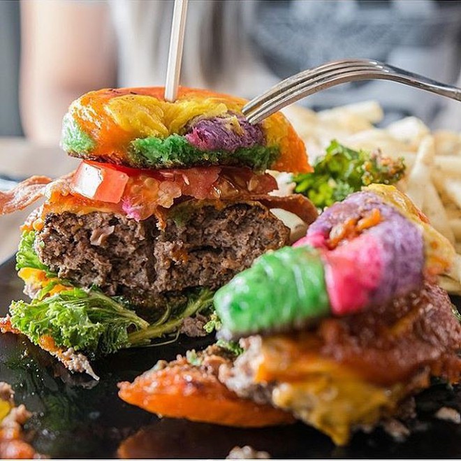 C&#243; g&#236; hấp dẫn m&#224; chiếc b&#225;nh burger cầu vồng n&#224;y lại c&#243; gi&#225; cao tới 340k? - Ảnh 6.