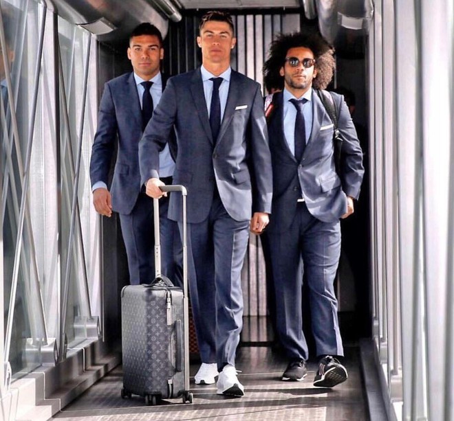 Ronaldo diễn ngầu như đặc vụ, l&ecirc;n đường đại chiến với Bayern Munich - Ảnh 1.