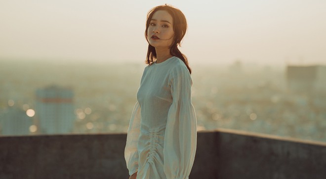 Hiền Hồ chắp b&uacute;t kể lại cảm x&uacute;c thật từng trải trong t&igrave;nh y&ecirc;u qua ca kh&uacute;c mới - Ảnh 4.