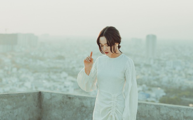 Hiền Hồ chắp b&uacute;t kể lại cảm x&uacute;c thật từng trải trong t&igrave;nh y&ecirc;u qua ca kh&uacute;c mới - Ảnh 3.