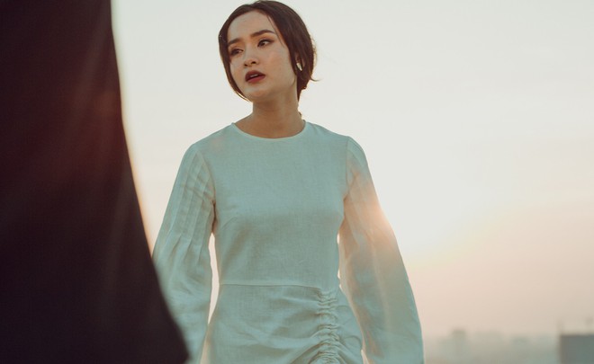 Hiền Hồ chắp b&uacute;t kể lại cảm x&uacute;c thật từng trải trong t&igrave;nh y&ecirc;u qua ca kh&uacute;c mới - Ảnh 2.