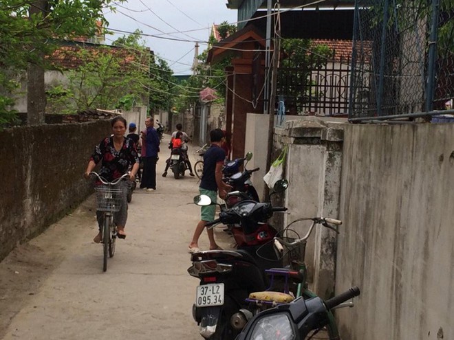 Đứng chơi trước cổng nhà, bé trai 4 tuổi bị nam thanh niên ném xà beng vào đầu tử vong - Ảnh 1.