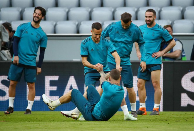 Ronaldo diễn ngầu như đặc vụ, l&ecirc;n đường đại chiến với Bayern Munich - Ảnh 8.