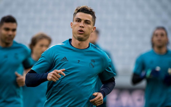 Ronaldo diễn ngầu như đặc vụ, lên đường đại chiến với Bayern Munich - Ảnh 6.