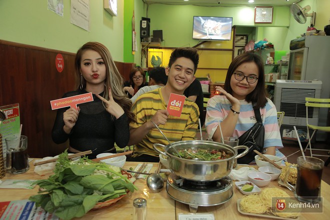 MIA &ldquo;nước mắt lưng tr&ograve;ng&rdquo; trước m&agrave;n thử th&aacute;ch ăn ớt hiểm v&agrave;o ng&agrave;y nắng n&oacute;ng cực độ ở S&agrave;i G&ograve;n - Ảnh 1.