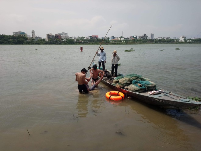 Nhảy cầu tự tử, nam thanh niên 18 tuổi lại luống cuống bám vào cọc tiêu giữa sông - Ảnh 1.