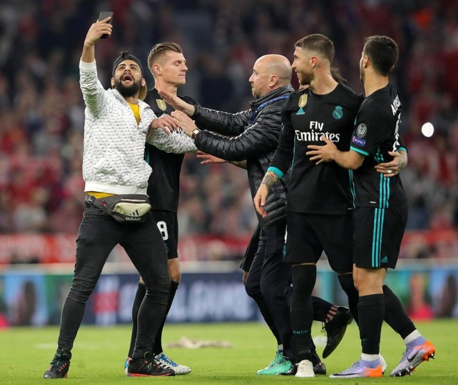 Fan cuồng nhảy v&agrave;o s&acirc;n l&agrave;m loạn nhưng phản ứng của Ronaldo mới l&agrave; điều g&acirc;y ch&uacute; &yacute; - Ảnh 5.