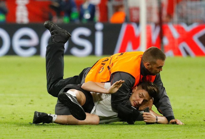 Fan cuồng nhảy v&agrave;o s&acirc;n l&agrave;m loạn nhưng phản ứng của Ronaldo mới l&agrave; điều g&acirc;y ch&uacute; &yacute; - Ảnh 8.