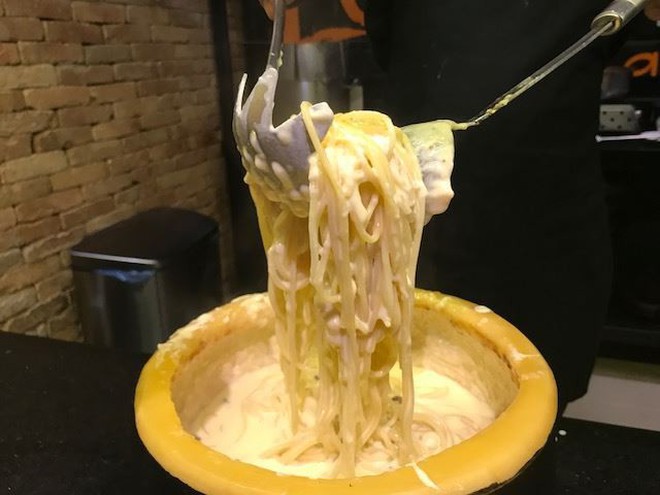 Người Brazil c&#243; cả m&#224;n &quot;m&#250;a lửa&quot; độc đ&#225;o để tạo ra m&#243;n m&#236; spaghetti - Ảnh 5.