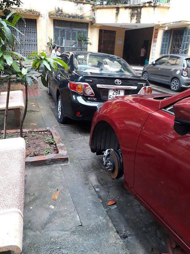Hàng loạt ô tô đậu trong khu chung cư ở Hà Nội bị kẻ lạ đâm thủng lốp vào lúc rạng sáng - Ảnh 1.