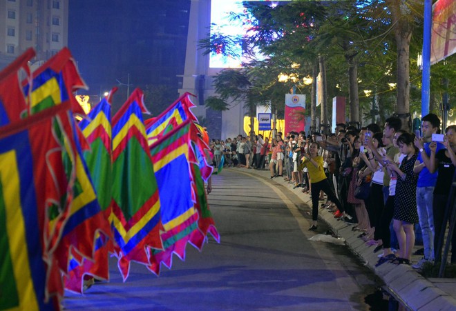 12 xe kết hoa cùng hơn 1000 diễn viên khuấy động đường phố Bãi Cháy dịp Carnaval Hạ Long 2018 - Ảnh 5.