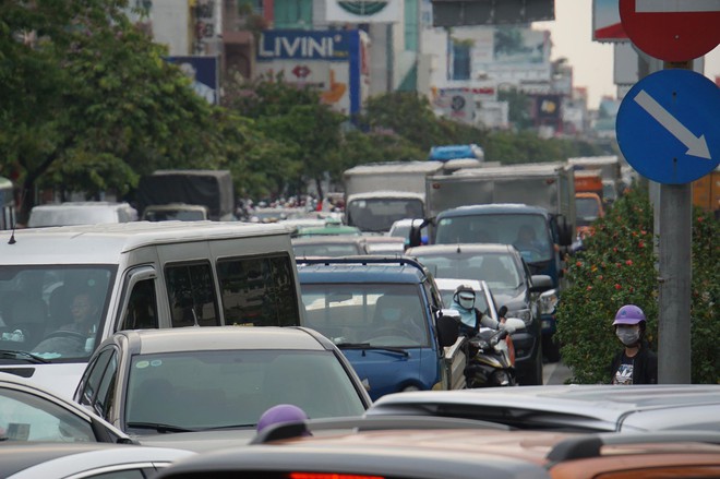 TP.HCM: 3 ô tô Mercedes tông nhau liên hoàn, cửa ngõ sân bay Tân Sơn Nhất kẹt cứng trong ngày người dân nghỉ lễ 30/4  - Ảnh 3.