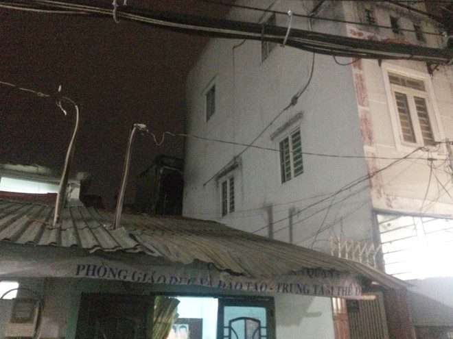 Cháy nhà trong hẻm ở Sài Gòn, cụ bà 70 tuổi tử vong - Ảnh 1.