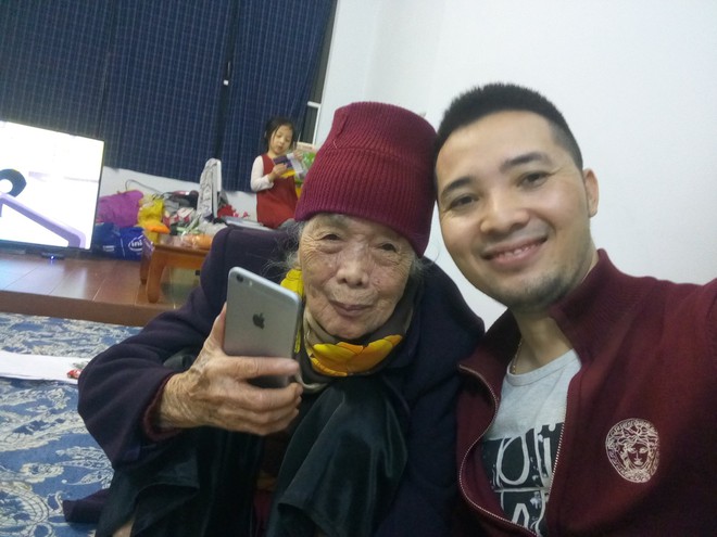 Loạt ảnh bà chất tại cháu: Ngoại 90 tuổi bao xì tin, tự cầm điện thoại selfie 1001 kiểu - Ảnh 4.