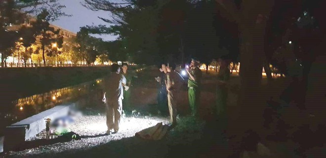 TP.HCM: Người đ&agrave;n &ocirc;ng tử vong bất thường cạnh gốc c&acirc;y trong c&ocirc;ng vi&ecirc;n - Ảnh 1.