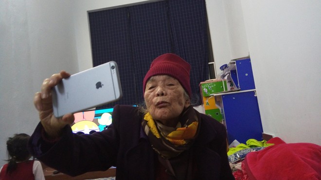 Loạt ảnh bà chất tại cháu: Ngoại 90 tuổi bao xì tin, tự cầm điện thoại selfie 1001 kiểu - Ảnh 3.