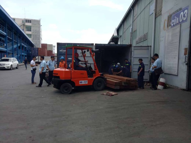 B&iacute; ẩn trong th&ugrave;ng container ở Cảng C&aacute;t L&aacute;i chứa gần 8 tấn nghi t&ecirc; t&ecirc; - Ảnh 1.