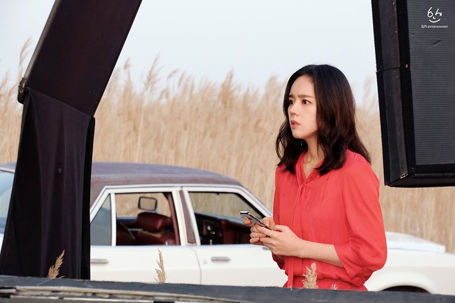 Lộ ảnh hậu trường sự kiện trở lại gây sốt của mỹ nhân Han Ga In: Ngồi yên trang điểm cũng đẹp như poster phim - Ảnh 14.