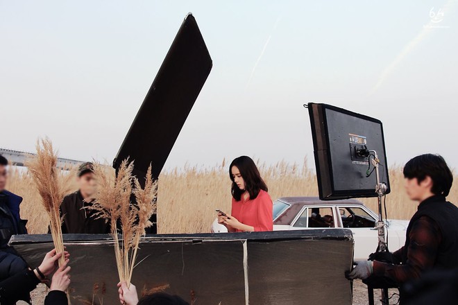 Lộ ảnh hậu trường sự kiện trở lại gây sốt của mỹ nhân Han Ga In: Ngồi yên trang điểm cũng đẹp như poster phim - Ảnh 17.