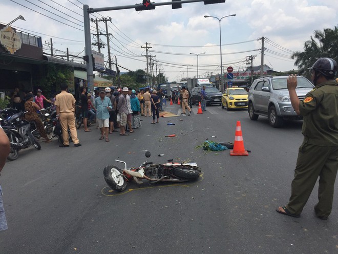 Hết giờ học, nữ sinh viên ở Sài Gòn chết thảm dưới bánh xe sau va chạm với xe tải trên đường phố - Ảnh 1.