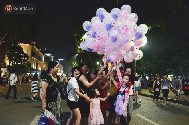 Người d&acirc;n 2 miền đổ xuống đường vui chơi dịp lễ 30/4: H&agrave; Nội đ&ocirc;ng đ&uacute;c, S&agrave;i G&ograve;n b&igrave;nh y&ecirc;n - Ảnh 3.