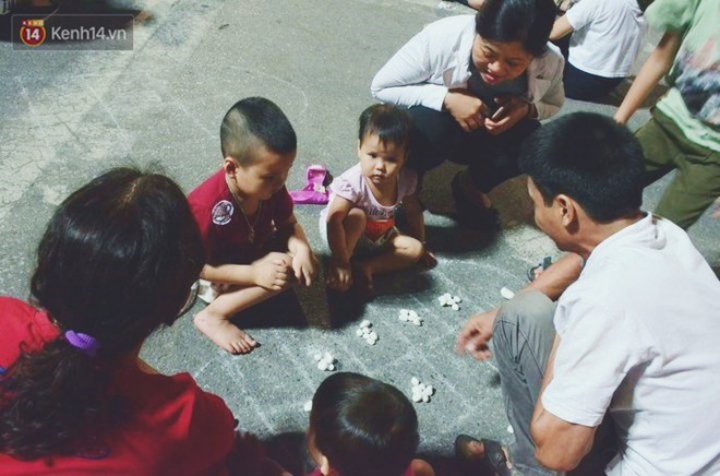 Người d&acirc;n 2 miền đổ xuống đường vui chơi dịp lễ 30/4: H&agrave; Nội đ&ocirc;ng đ&uacute;c, S&agrave;i G&ograve;n b&igrave;nh y&ecirc;n - Ảnh 5.