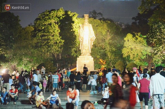 Người d&acirc;n 2 miền đổ xuống đường vui chơi dịp lễ 30/4: H&agrave; Nội đ&ocirc;ng đ&uacute;c, S&agrave;i G&ograve;n b&igrave;nh y&ecirc;n - Ảnh 2.