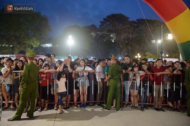 Biển người xếp h&agrave;ng chờ v&agrave;o chi&ecirc;m ngưỡng s&acirc;n khấu Carnaval Hạ Long d&agrave;i h&agrave;ng trăm m&eacute;t - Ảnh 1.