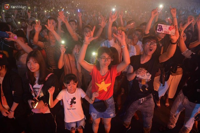 Biển người xếp h&agrave;ng chờ v&agrave;o chi&ecirc;m ngưỡng s&acirc;n khấu Carnaval Hạ Long d&agrave;i h&agrave;ng trăm m&eacute;t - Ảnh 12.