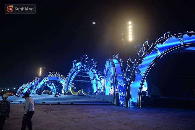 Biển người xếp h&agrave;ng chờ v&agrave;o chi&ecirc;m ngưỡng s&acirc;n khấu Carnaval Hạ Long d&agrave;i h&agrave;ng trăm m&eacute;t - Ảnh 7.