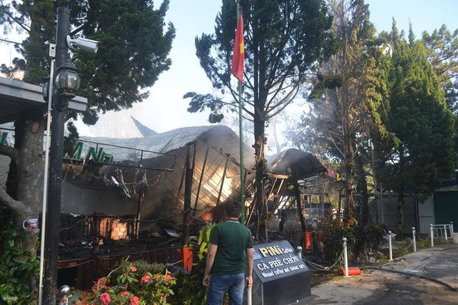 Ch&aacute;y lớn qu&aacute;n c&agrave; ph&ecirc; cạnh hồ Tuyền L&acirc;m Đ&agrave; Lạt, thi&ecirc;u rụi nhiều xe cổ - Ảnh 1.