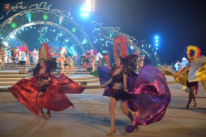 Biển người xếp hàng chờ vào chiêm ngưỡng sân khấu Carnaval Hạ Long dài hàng trăm mét - Ảnh 15.